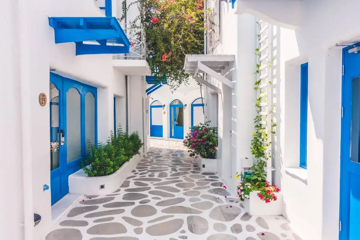 Oia Santorini zachód słońca niebieskie kopuły
