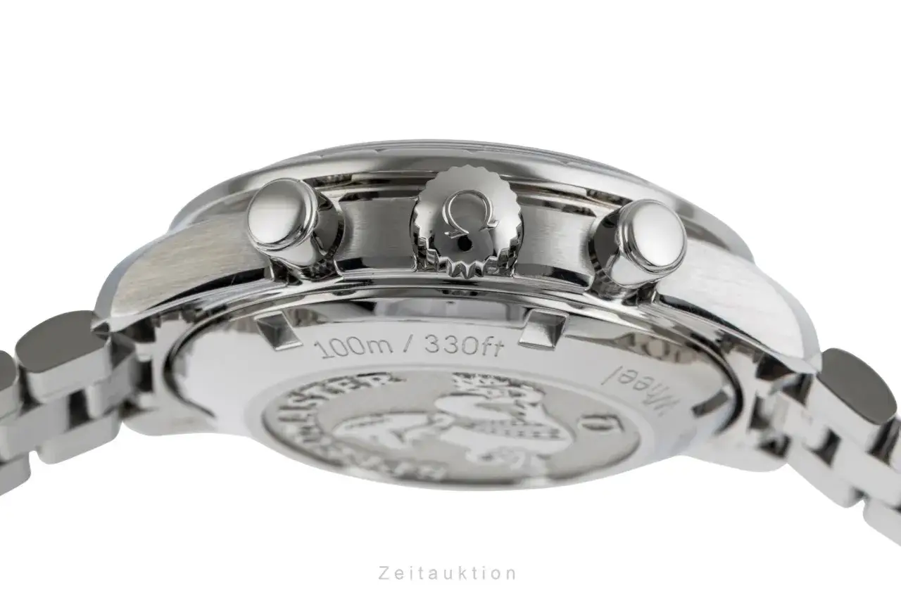 Dettaglio cassa di un orologio Omega 3330, con pulsanti cronografici e logo Omega. Resistente all'acqua fino a 100m.