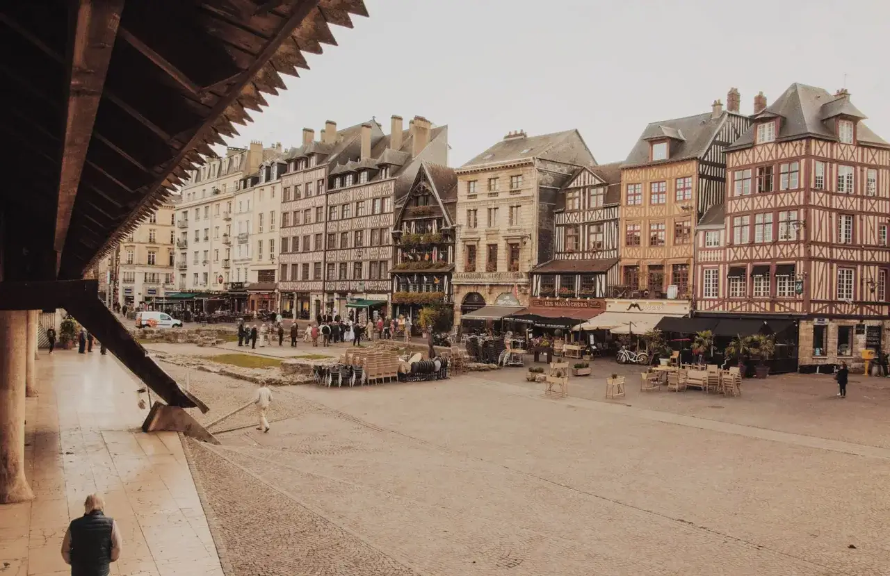 La place du Vieux-Marché à Rouen, l'incontournable, avec ses maisons à colombages colorées et ses terrasses de café.