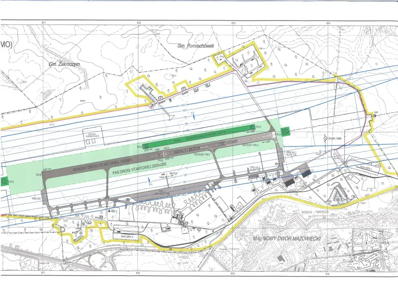 Mapa lotniska Warszawa Zachodnia Modlin z drogami startowymi, pasami drogowymi i infrastrukturą.