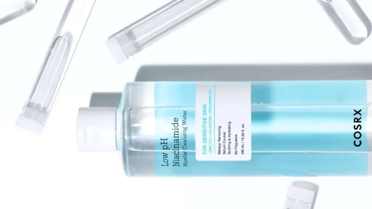 En flaska COSRX Low pH Niacinamide Micellar Cleansing Water, en mild sminkborttagning olja som rengör och återfuktar.