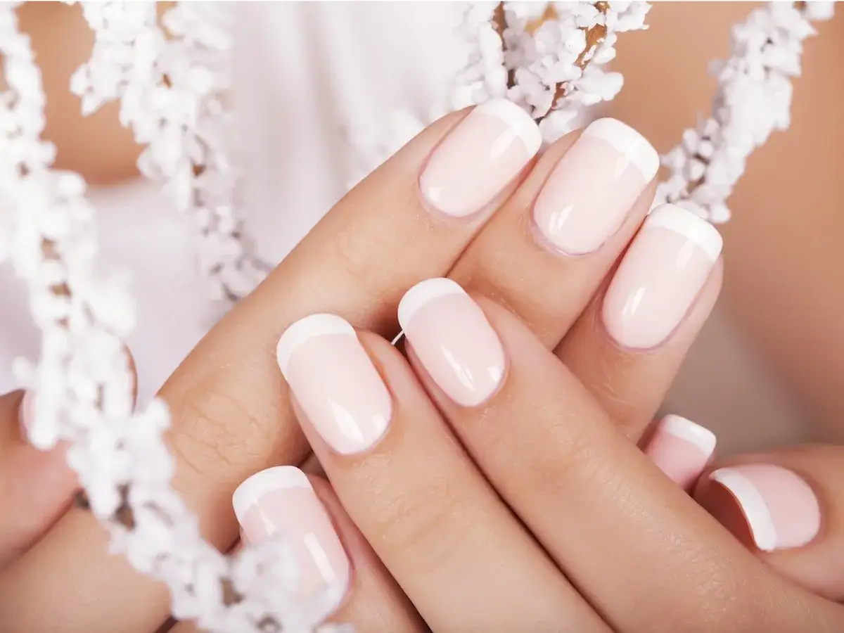 Mani curate con french unghie gel, un tocco di eleganza per un look sempre impeccabile.
