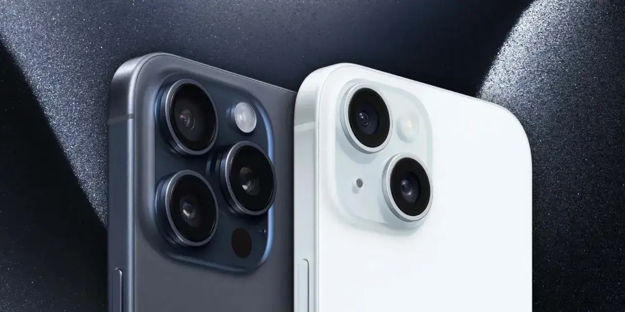 Dwa iPhone'y 15, jeden grafitowy z trzema obiektywami, drugi biały z dwoma. Ich aparat to klucz do niesamowitych zdjęć.