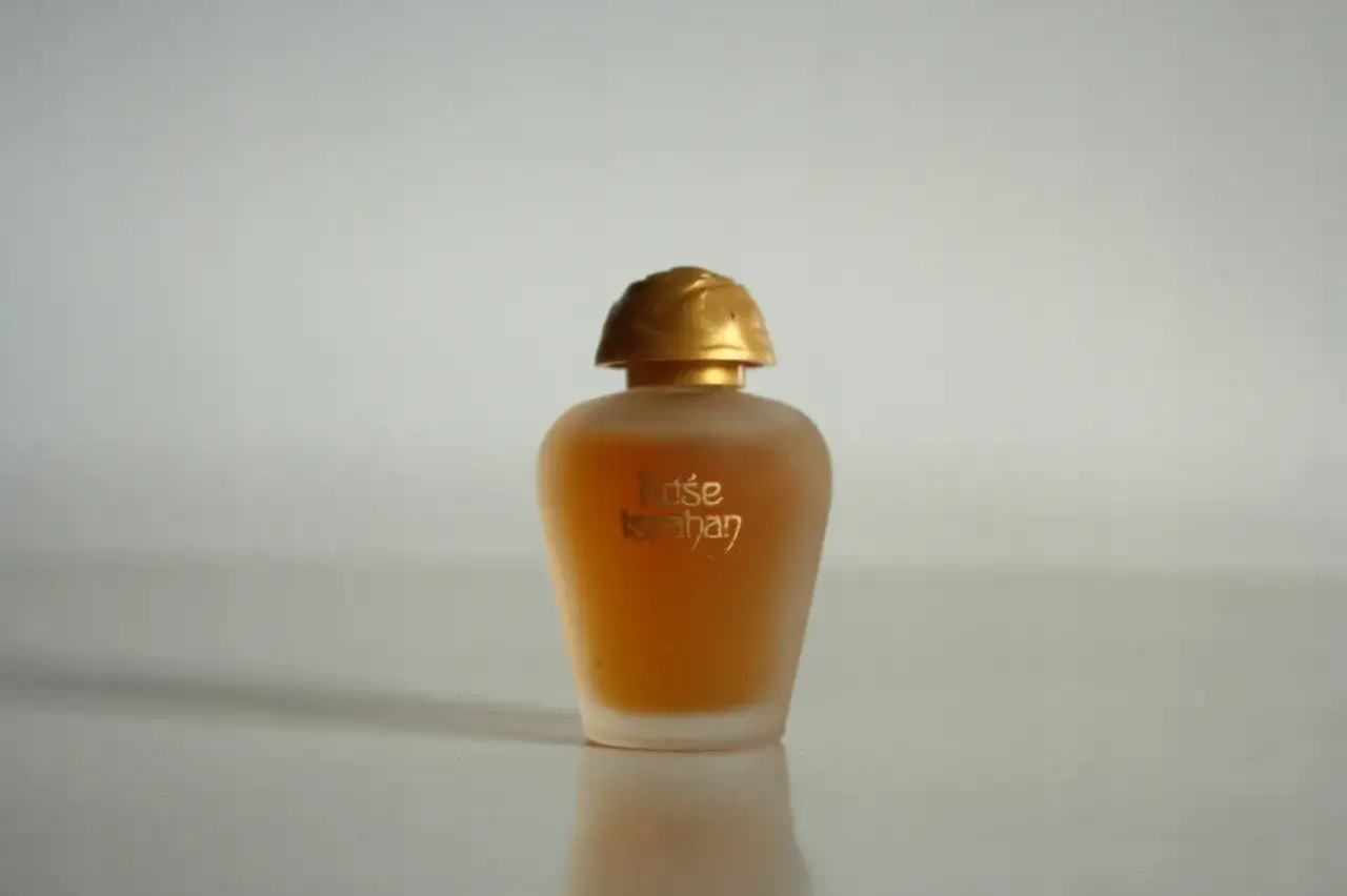 Mała, matowa buteleczka perfum