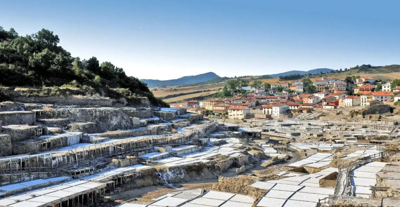 Salinas de Añana, uno de los pueblos bonitos cerca de Vitoria, con sus terrazas de sal y casas tradicionales.