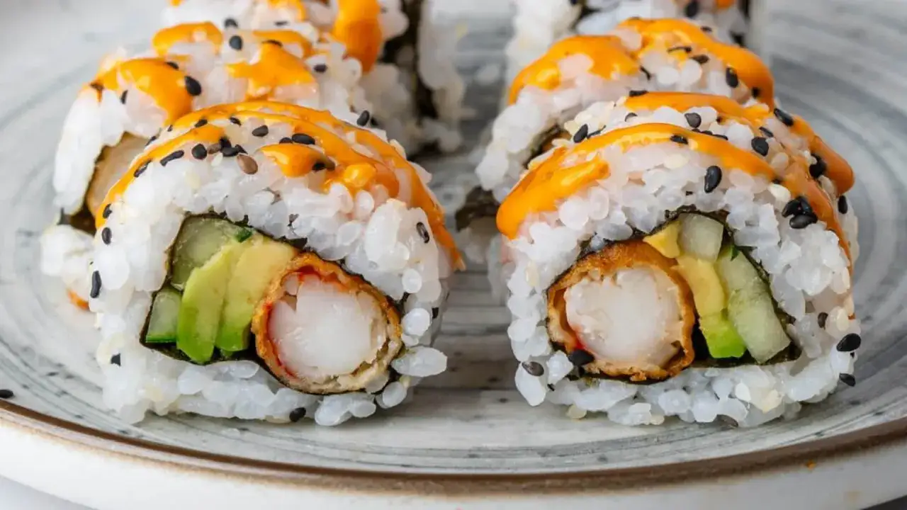 Roladki sushi z chrupiącymi krewetkami w tempurze, awokado i ogórkiem, polane pikantnym sosem. Idealne na krewetki w tempurze przepis.