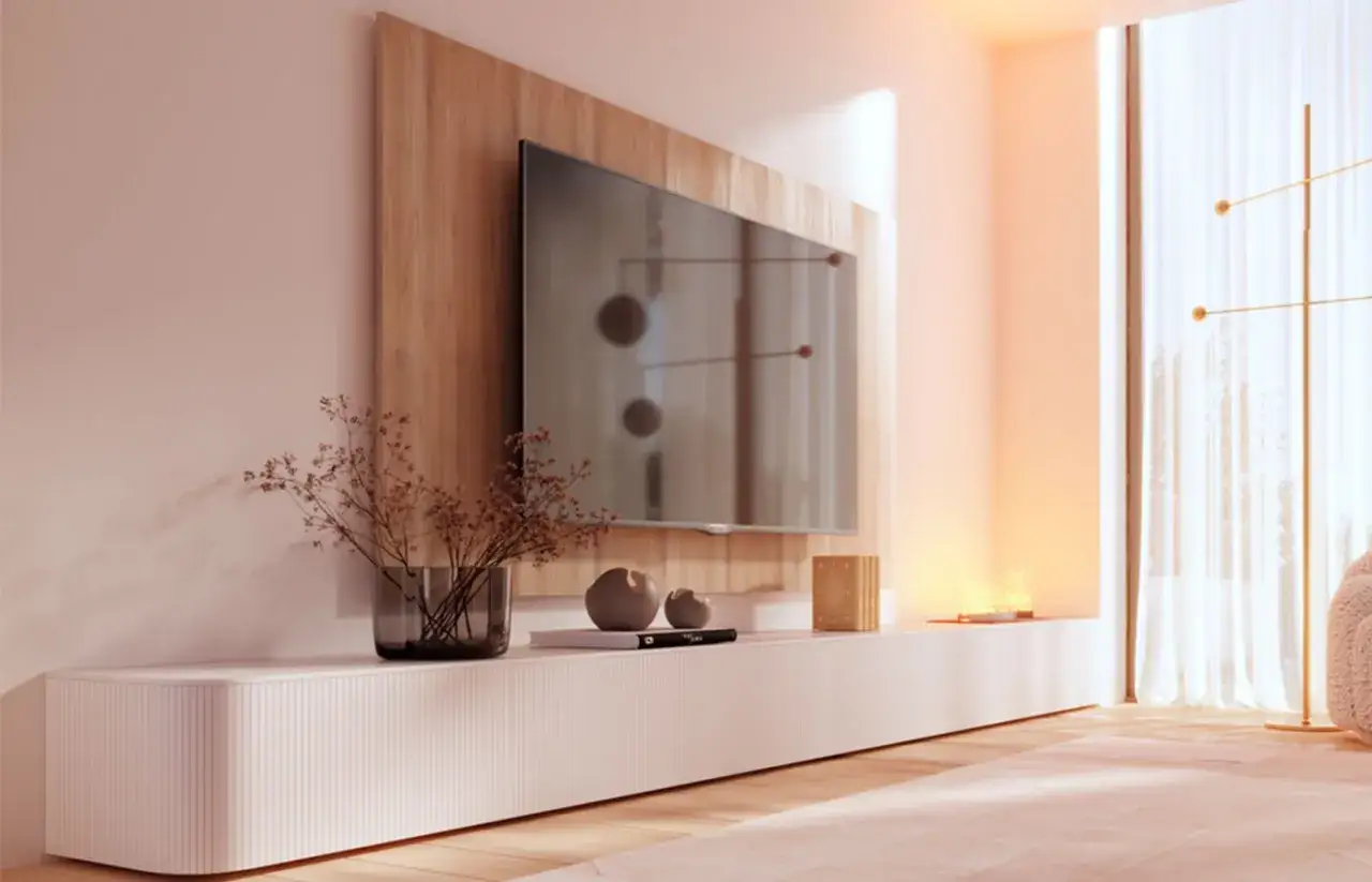 Mueble blanco con chimenea de fuego y televisión sobre panel de madera. Decoración minimalista.