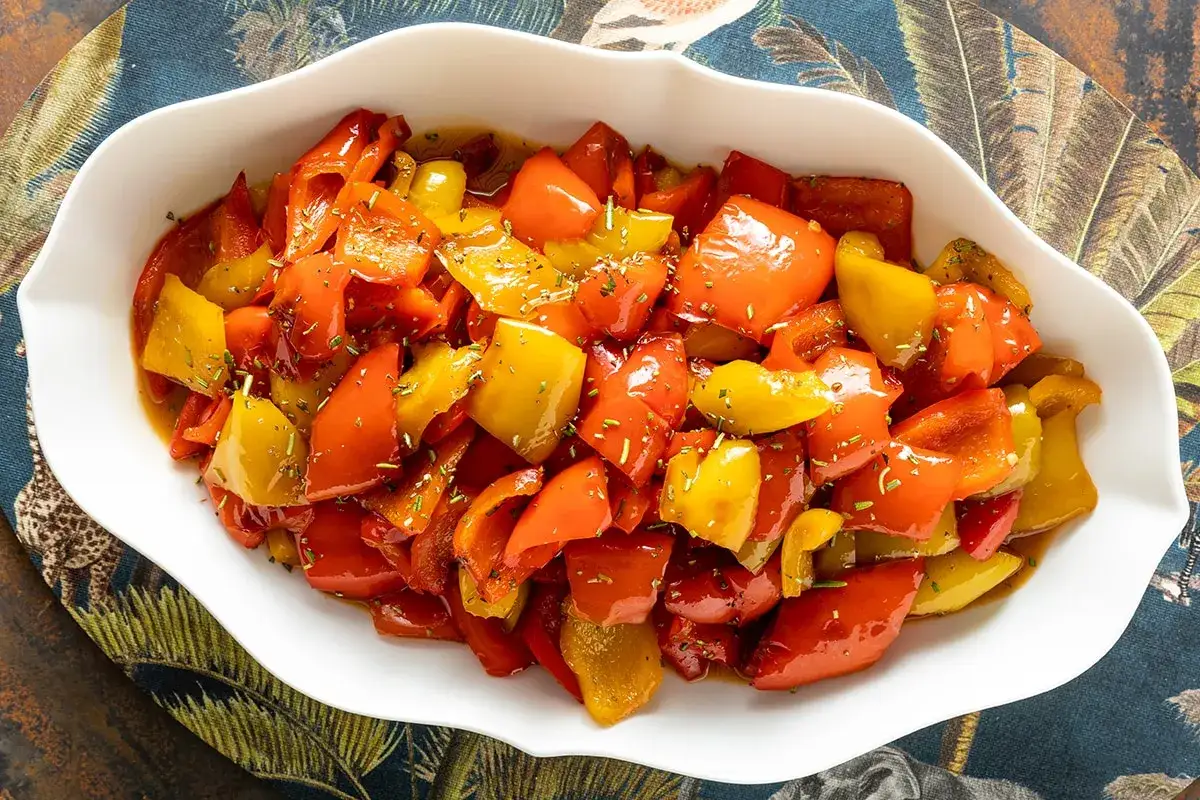 Peperoni rossi e gialli saltati, un'idea gustosa per le tue ricette con peperoni. Conditi con erbe aromatiche.