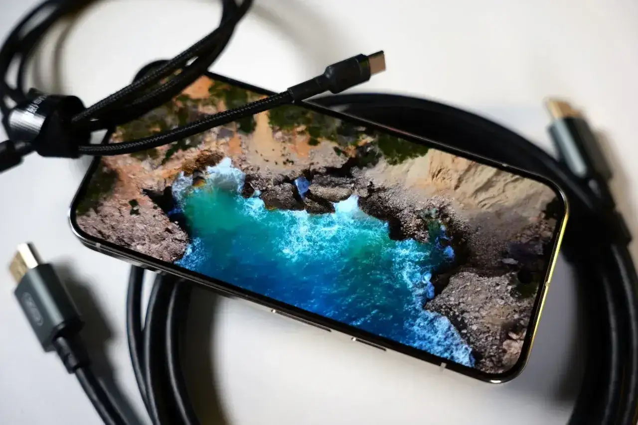 Telefon z widokiem na ocean, gotowy do przesłania obrazu na TV przez USB.
