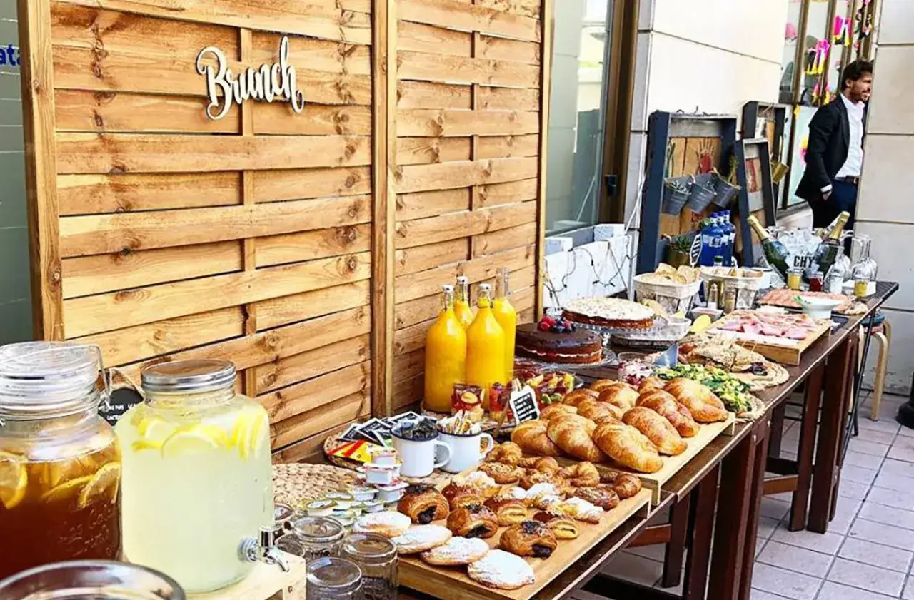 Delicioso brunch en Zaragoza con mesa repleta de bollería, tartas, fruta y bebidas. ¡Un festín para los sentidos!