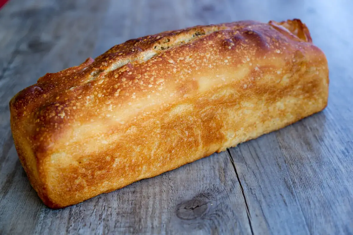 Pain poolish dor&eacute;, pr&ecirc;t pour la cuisson du lendemain. Sa cro&ucirc;te craquante promet un d&eacute;lice.