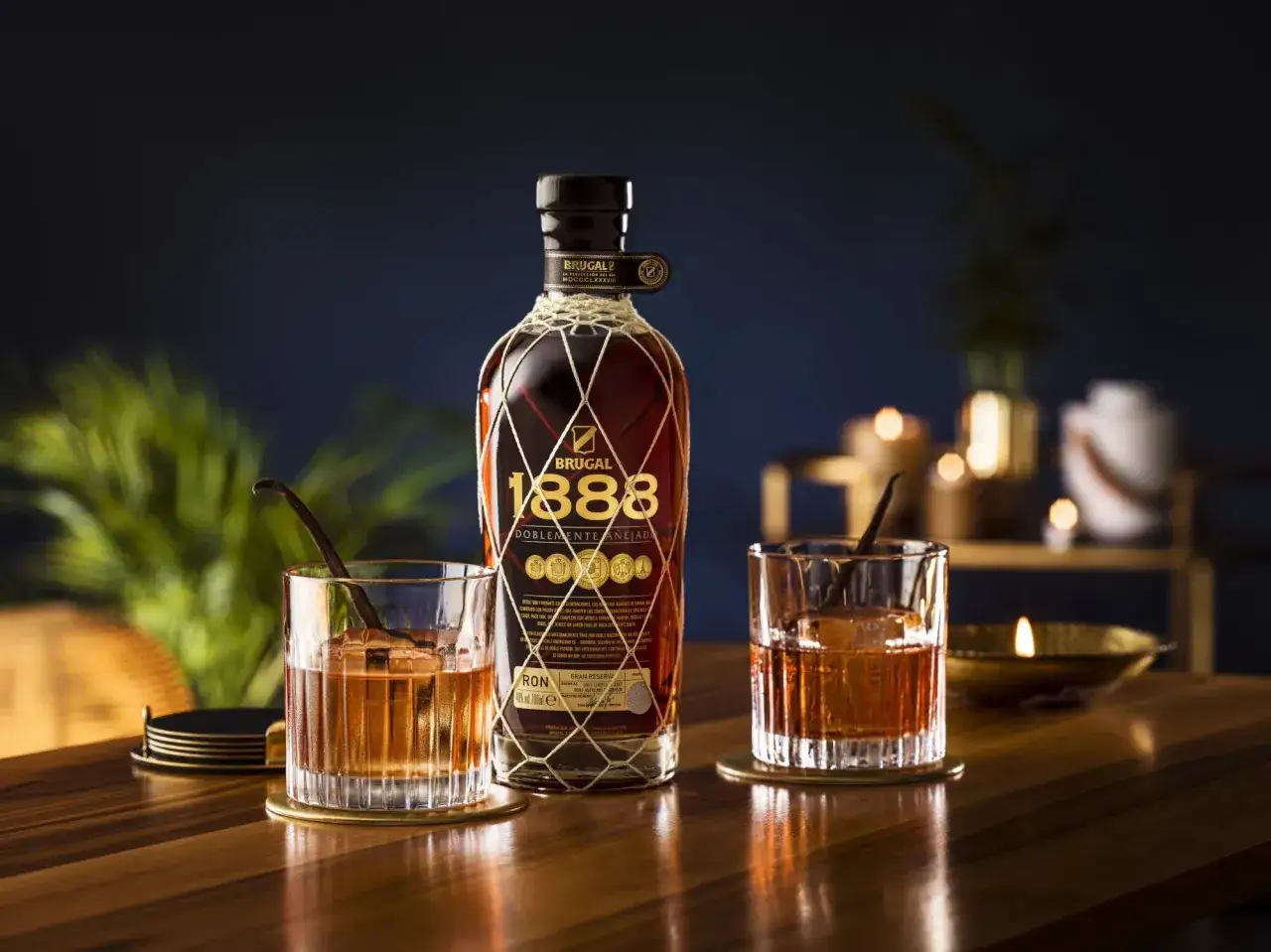 Ein besonderer Rum: Brugal 1888, doppelt gereift, serviert in Gl&auml;sern mit Eis und Vanilleschoten.