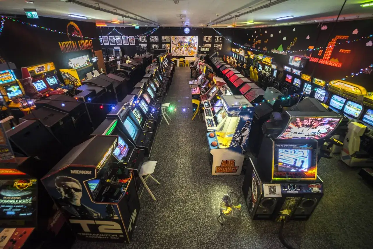 Niezliczone automaty do gier tworzą labirynt w muzeum automatów Kraków. Mortal Kombat i Terminator 2 zapraszają do zabawy.