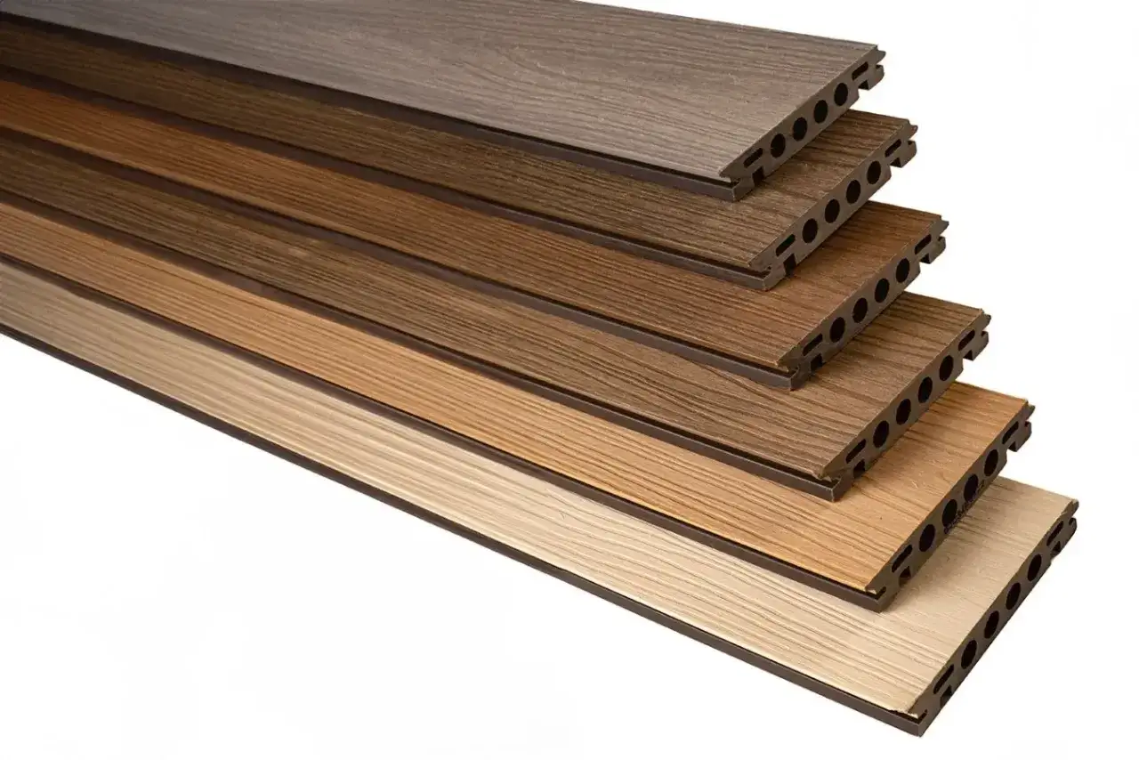 Tablas de madera compuesta en varios tonos, apiladas en diagonal. Cada tabla tiene un acabado texturizado que imita la veta de la madera y un perfil hueco.