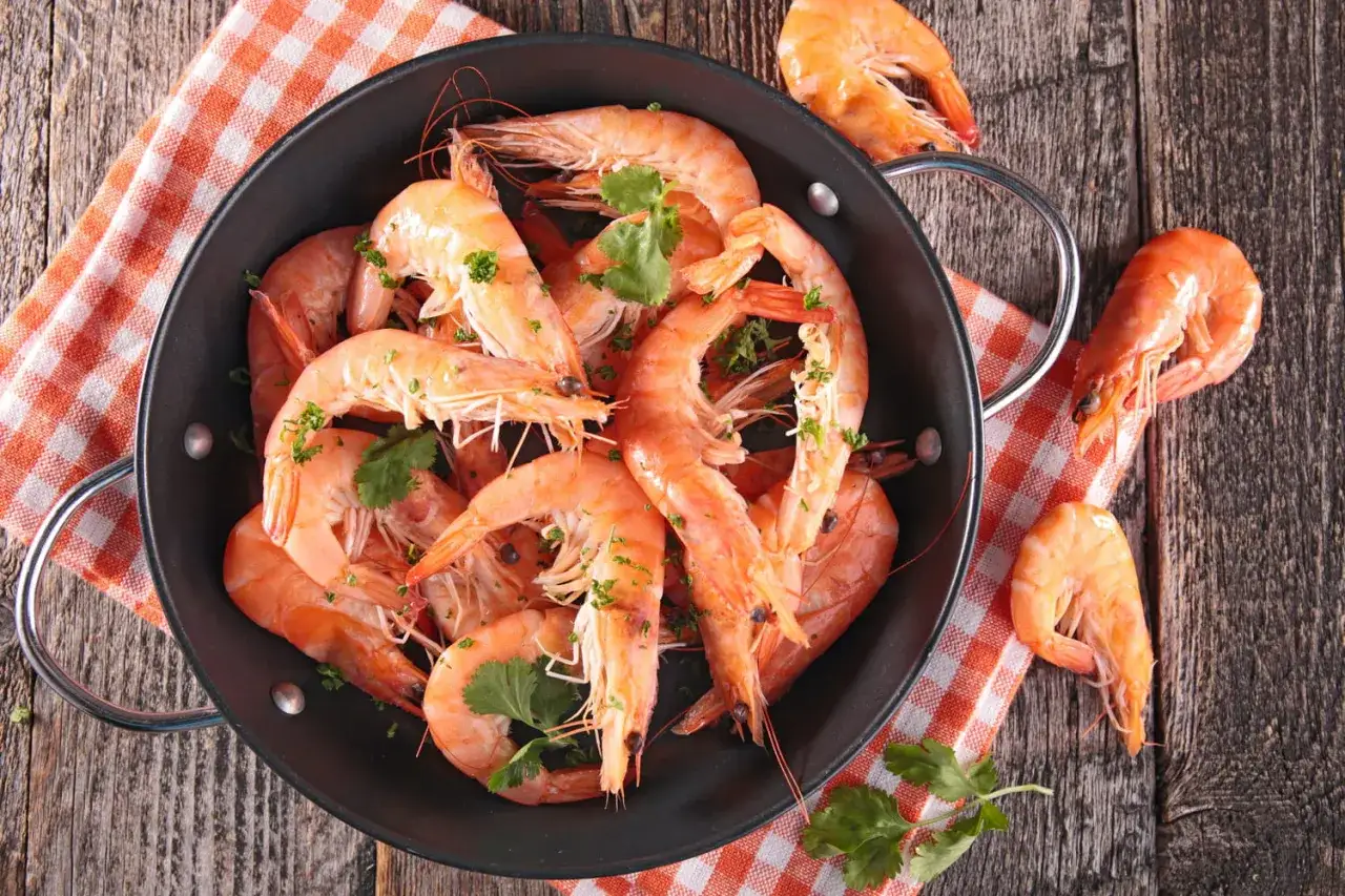 Gambas &agrave; l'eau, pr&ecirc;tes &agrave; &ecirc;tre d&eacute;gust&eacute;es. Le temps de cuisson est parfait pour ces crevettes roses savoureuses.