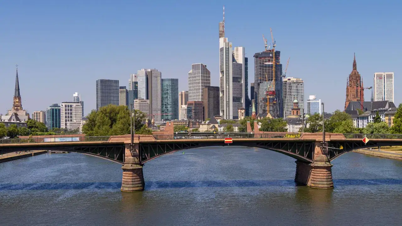 Blick von einer Aussichtsplattform in Frankfurt auf die Skyline mit dem Main und einer Br&uuml;cke.