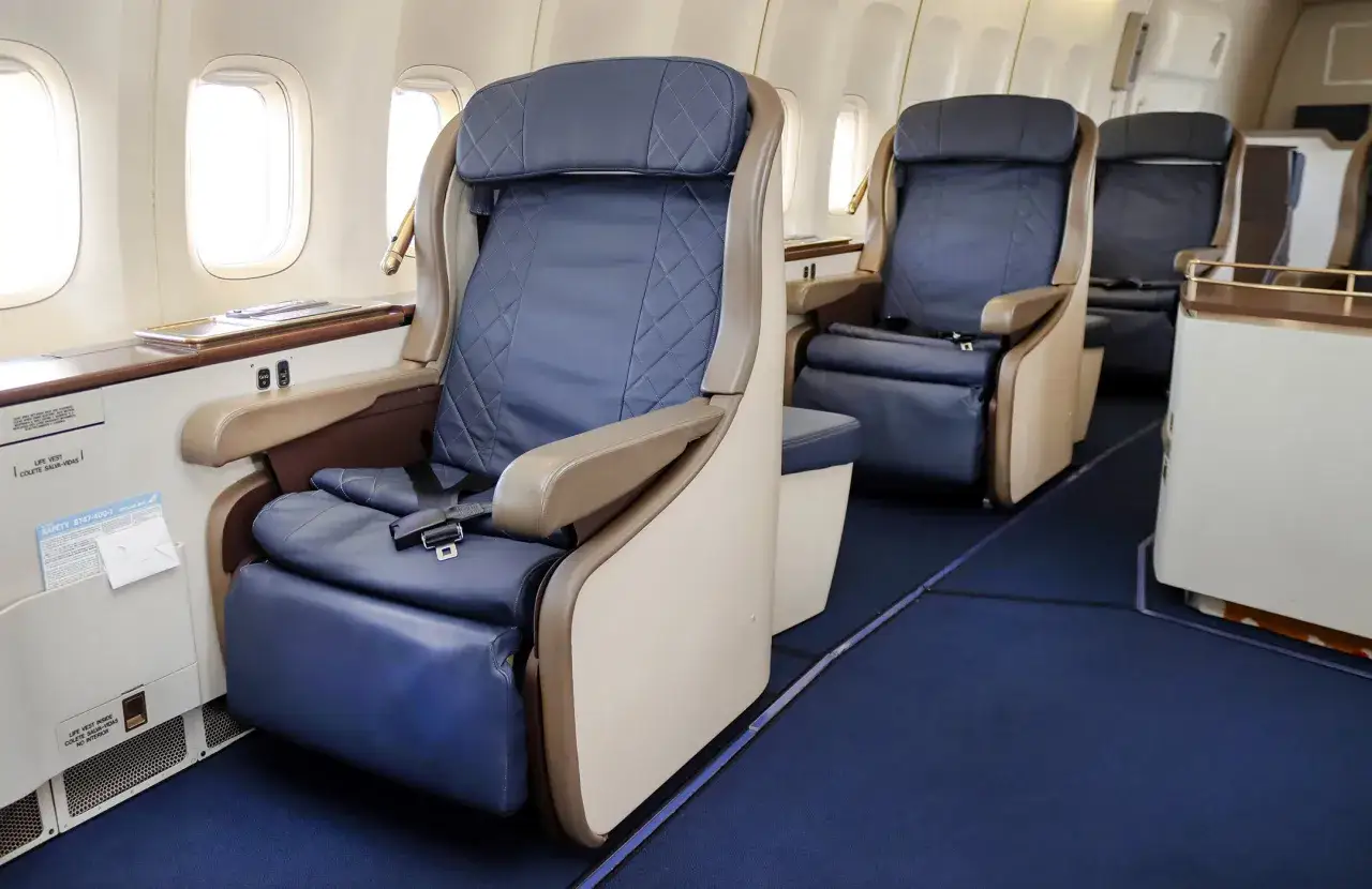 Komfortable Sitze in der Business Class einer Boeing 747. Passagiere genießen hier viel Platz und Luxus.