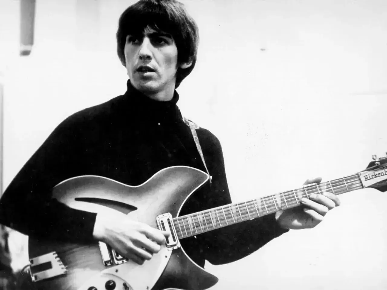 George Harrison z The Beatles gra na swojej pierwszej gitarze elektrycznej Rickenbacker.