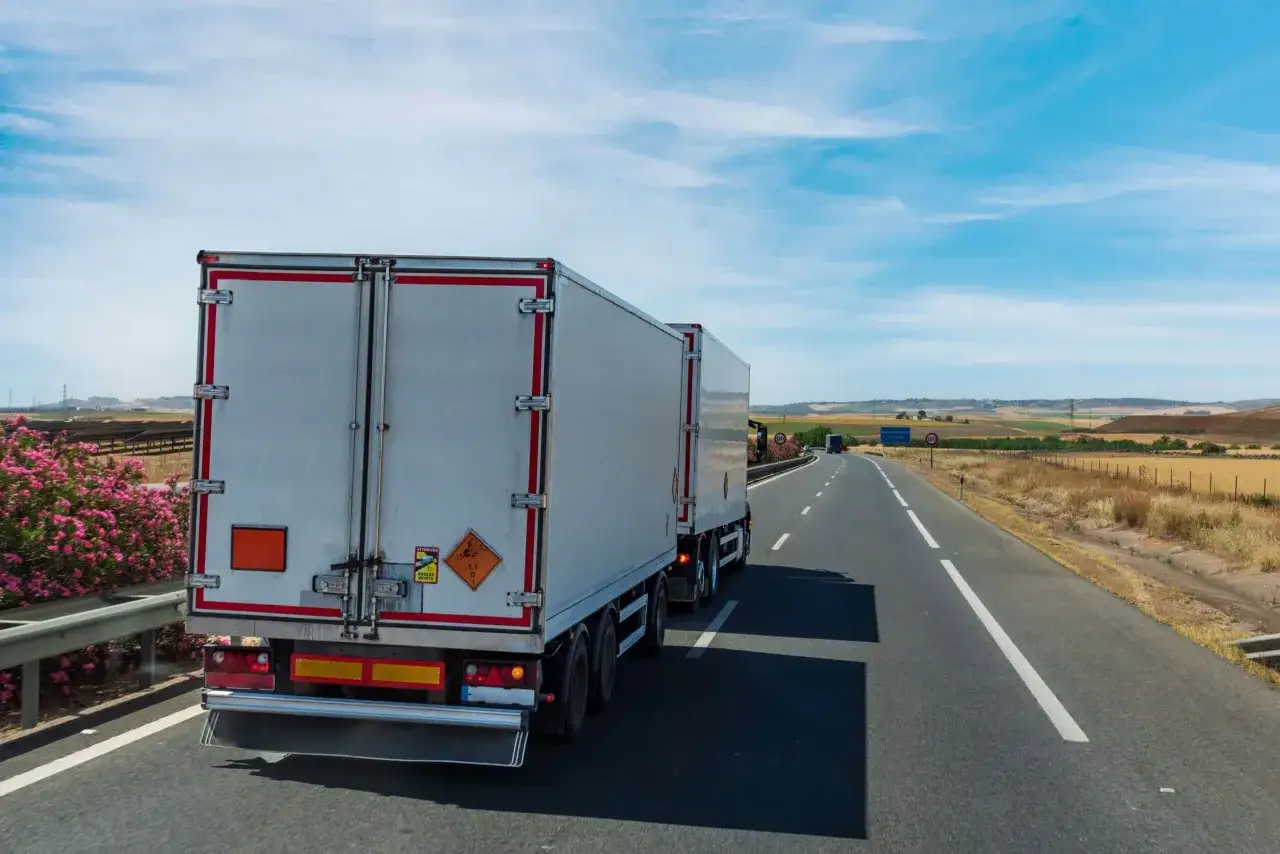 Ein LKW fährt auf einer Autobahn. Die Sendungsverfolgung zeigt, dass die Lieferung bald ankommt.
