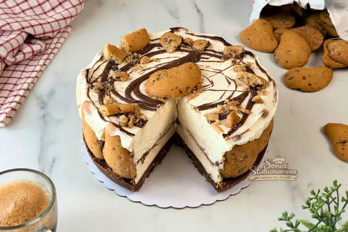 Cheesecake golosa con gocciole e cioccolato, decorata con biscotti e sbriciolate. Perfetta per ogni occasione.