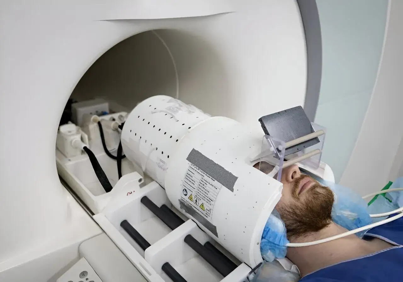 Pacjent w aparacie MRI głowy. Badanie to pozwala ocenić, ile trwa rezonans głowy, i jest kluczowe dla diagnostyki.