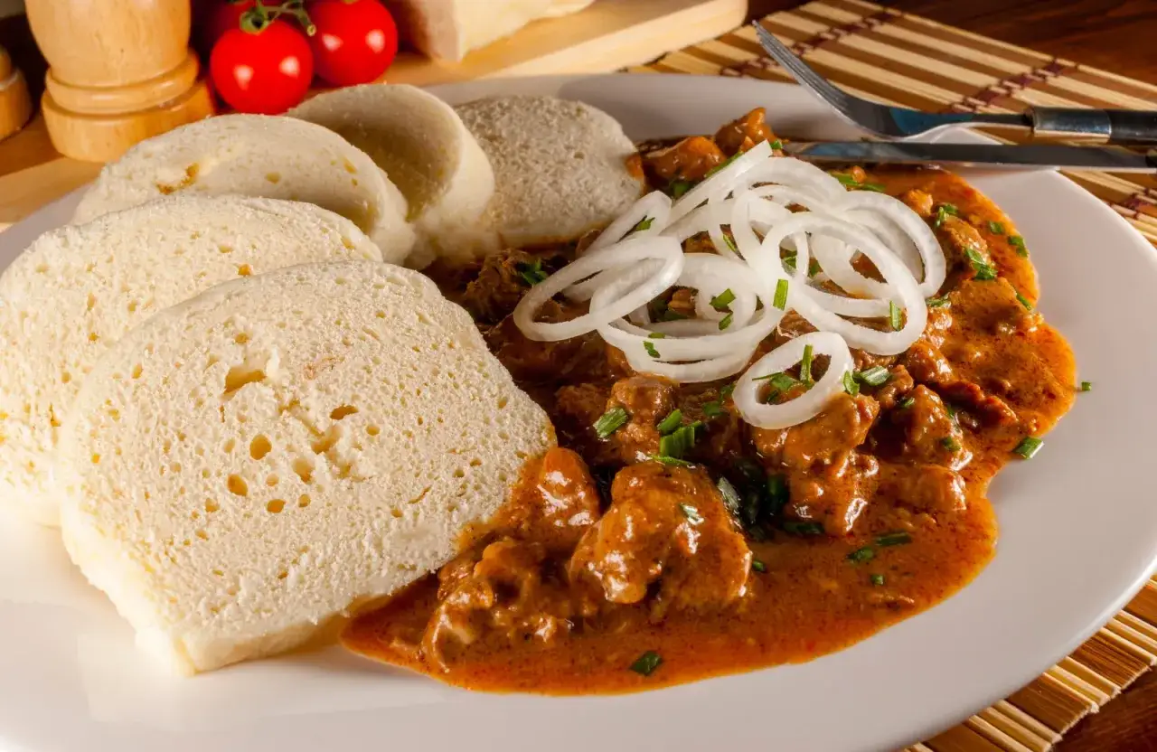 Goulash ceco con knedl&iacute;ky, un classico da provare per capire cosa mangiare a Praga.