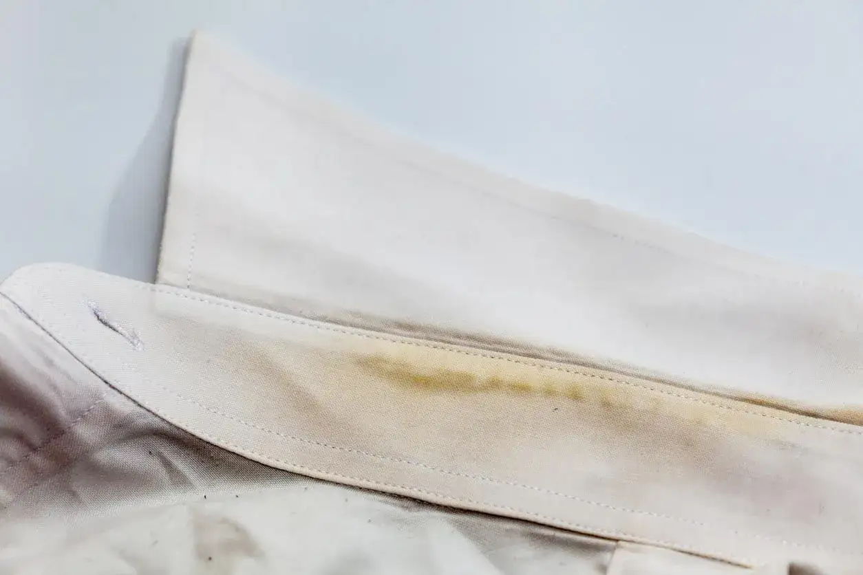 Col blanc de chemise avec des taches jaunes. Le bicarbonate de soude pourrait aider &agrave; nettoyer ce linge blanc.