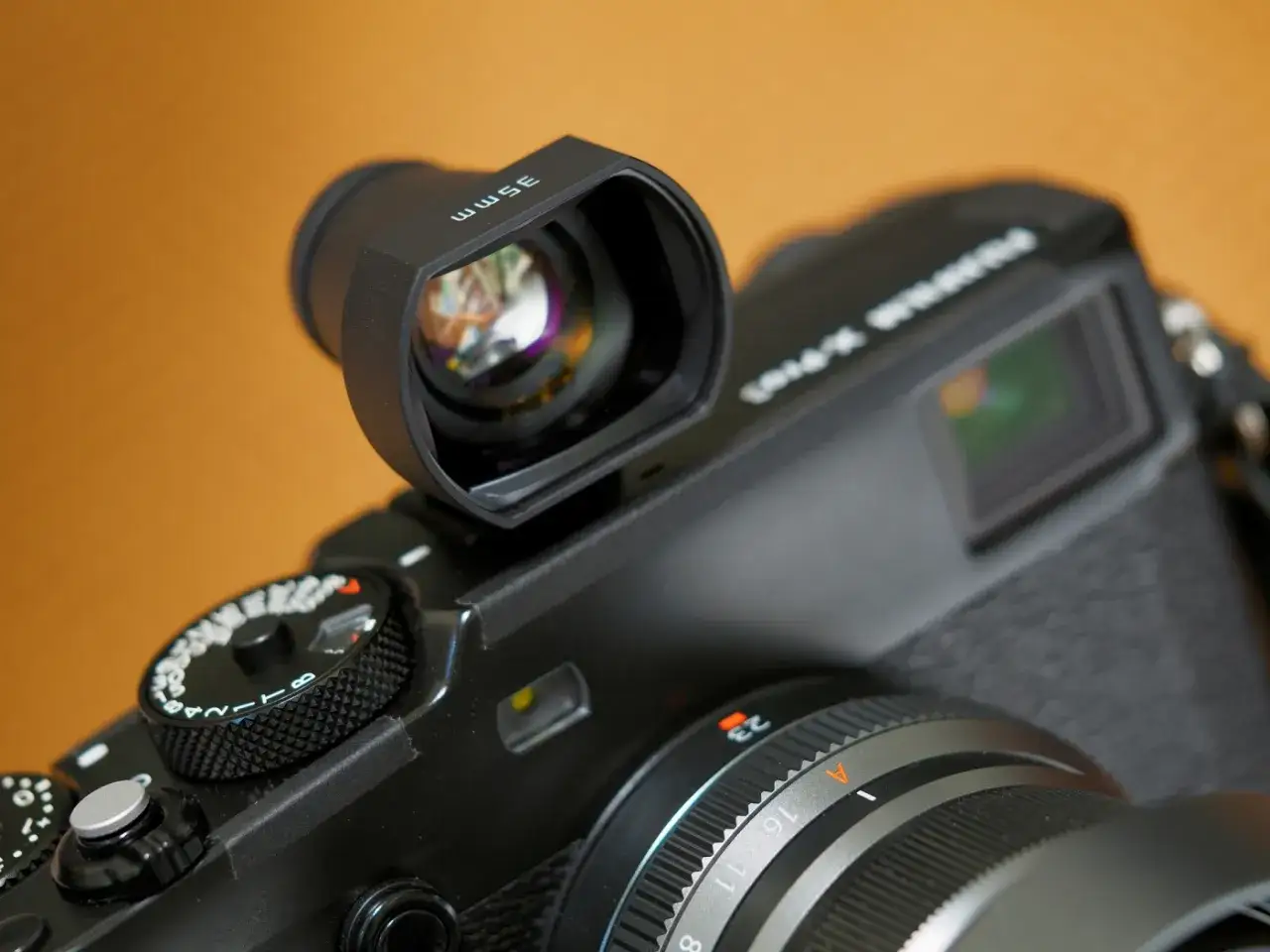 Wizjer optyczny ttartisan 35mm na czarnym aparacie Fujifilm X-Pro3.