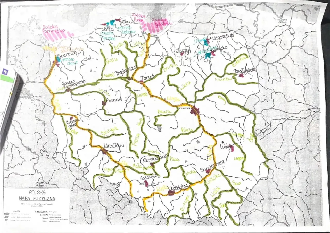 Mapa fizyczna Polski z zaznaczonymi rzekami i miastami. Idealna do planowania urlopu w Polsce, od Zatoki Pomorskiej po Tatry.