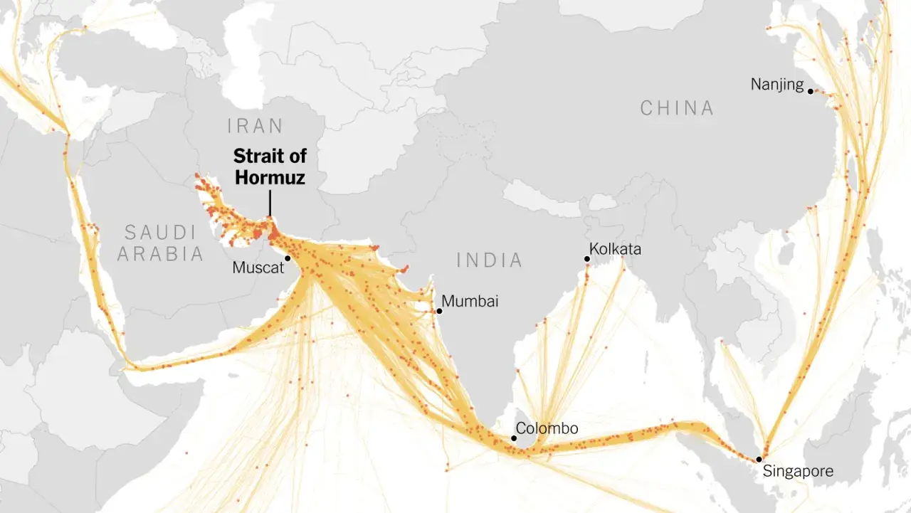 Mapa pokazuje intensywny ruch morski wokół Iranu i Cieśniny Ormuz, kluczowego szlaku handlowego. To pokazuje, dlaczego USA atakuje Iran – kontrola nad tym strategicznym punktem jest kluczowa.