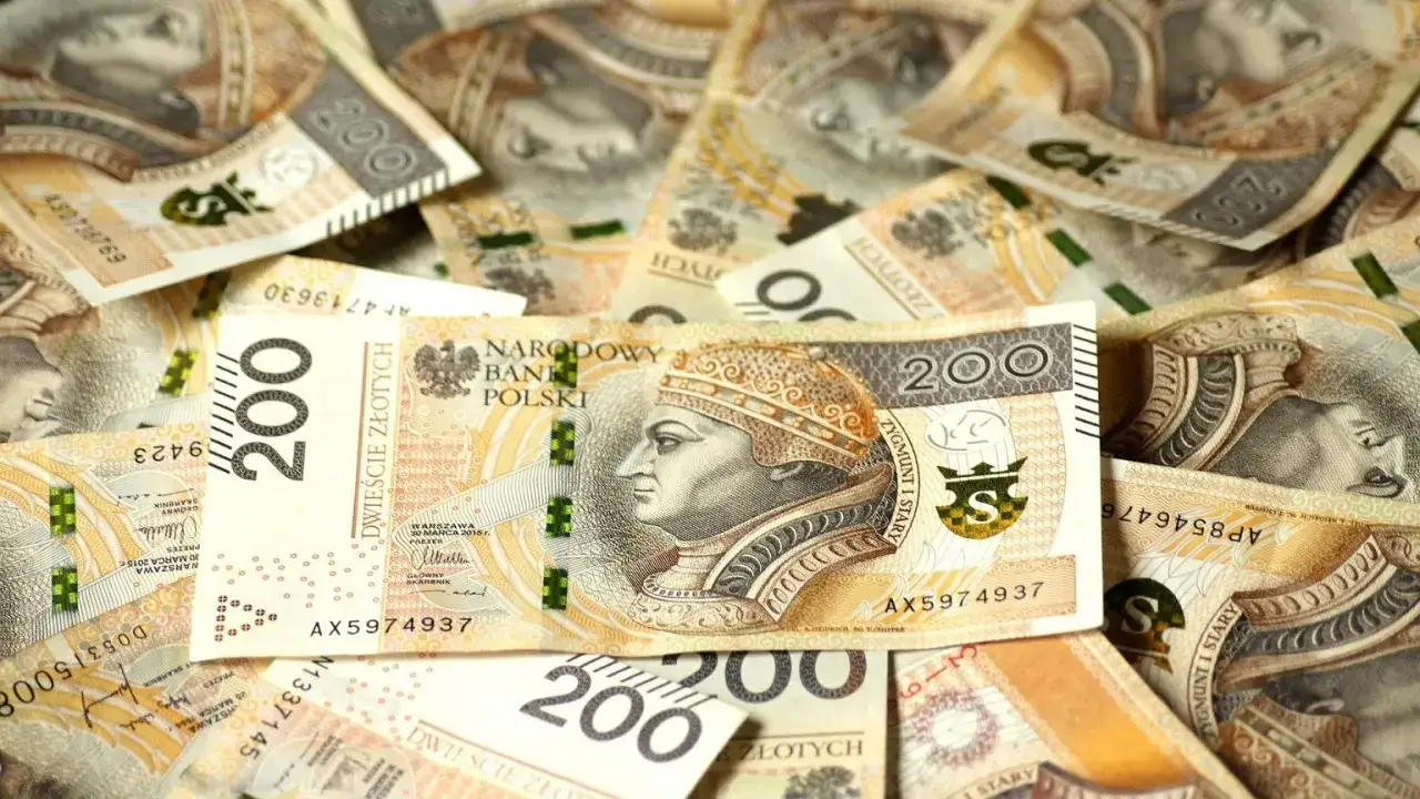 Stos banknotów 200 zł. Czy można płacić sklejonym banknotem? Zależy od stopnia uszkodzenia.