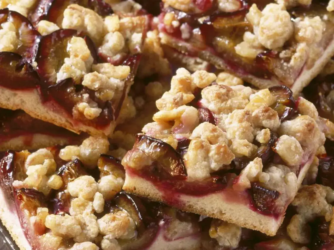 Saftiger Zwetschgenkuchen vom Blech mit Streuseln, frisch gebacken und bereit zum Genie&szlig;en.