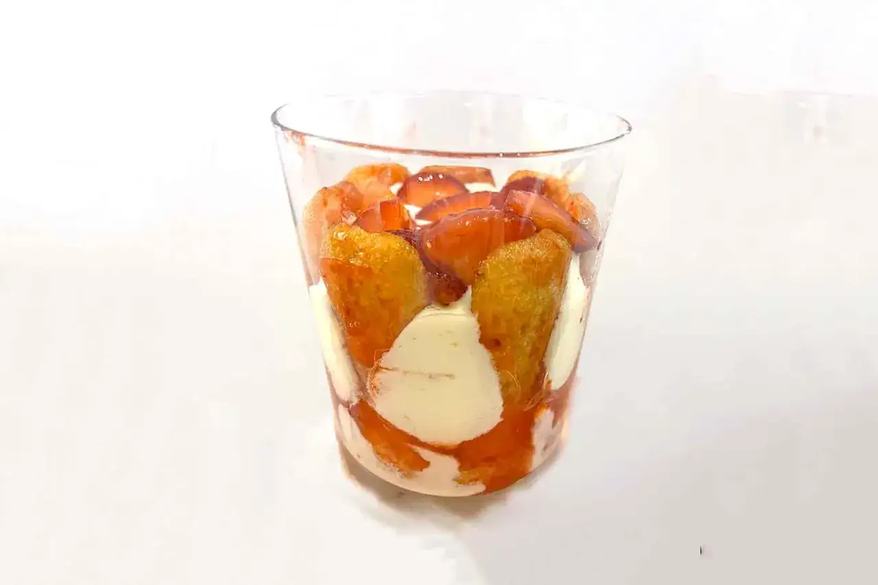 Delizioso tiramis&ugrave; alle fragole in un bicchiere, con savoiardi, crema e fragole fresche a strati.