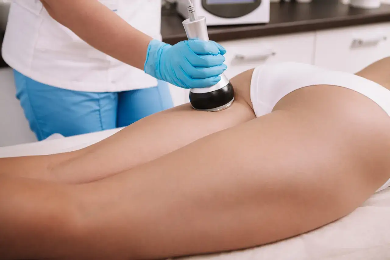 Profesional aplica tratamiento para como quitar celulitis piernas con dispositivo de radiofrecuencia.