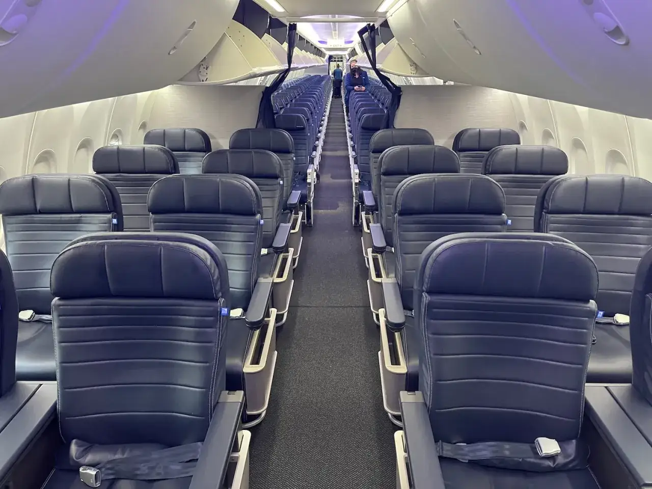 Puste rzędy siedzeń w kabinie samolotu Boeing 737 MAX 8-200.