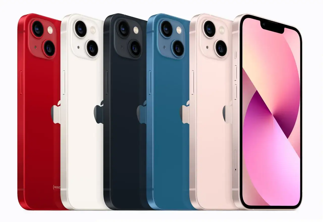 Pięć iPhone'ów 13 w różnych kolorach: czerwonym, białym, granatowym, niebieskim i różowym. Kiedy wyszedł iPhone 13? We wrześniu 2021 roku.