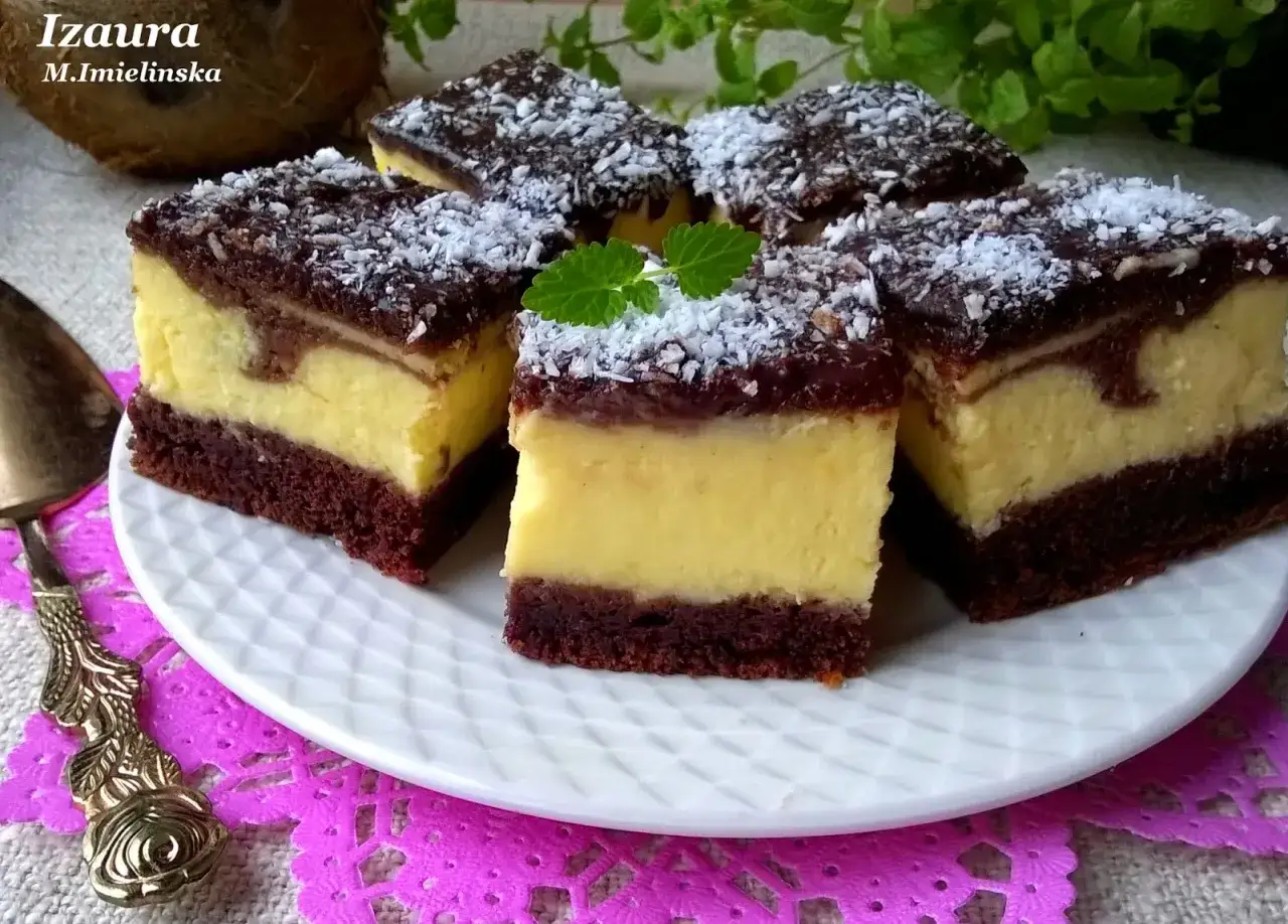 Pyszny sernik Izaura z czekoladą i wiórkami kokosowymi, udekorowany miętą.