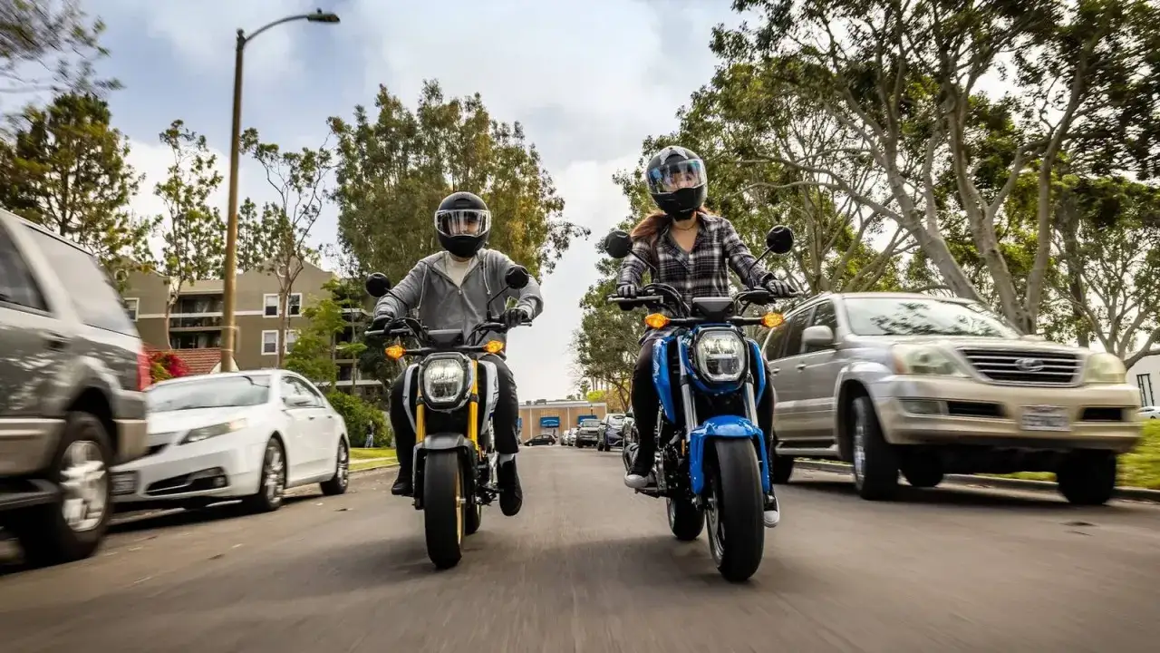 Dwie osoby na motocyklach 125cc, idealnych dla tych, którzy szukają najmniej awaryjnych motocykli 125.