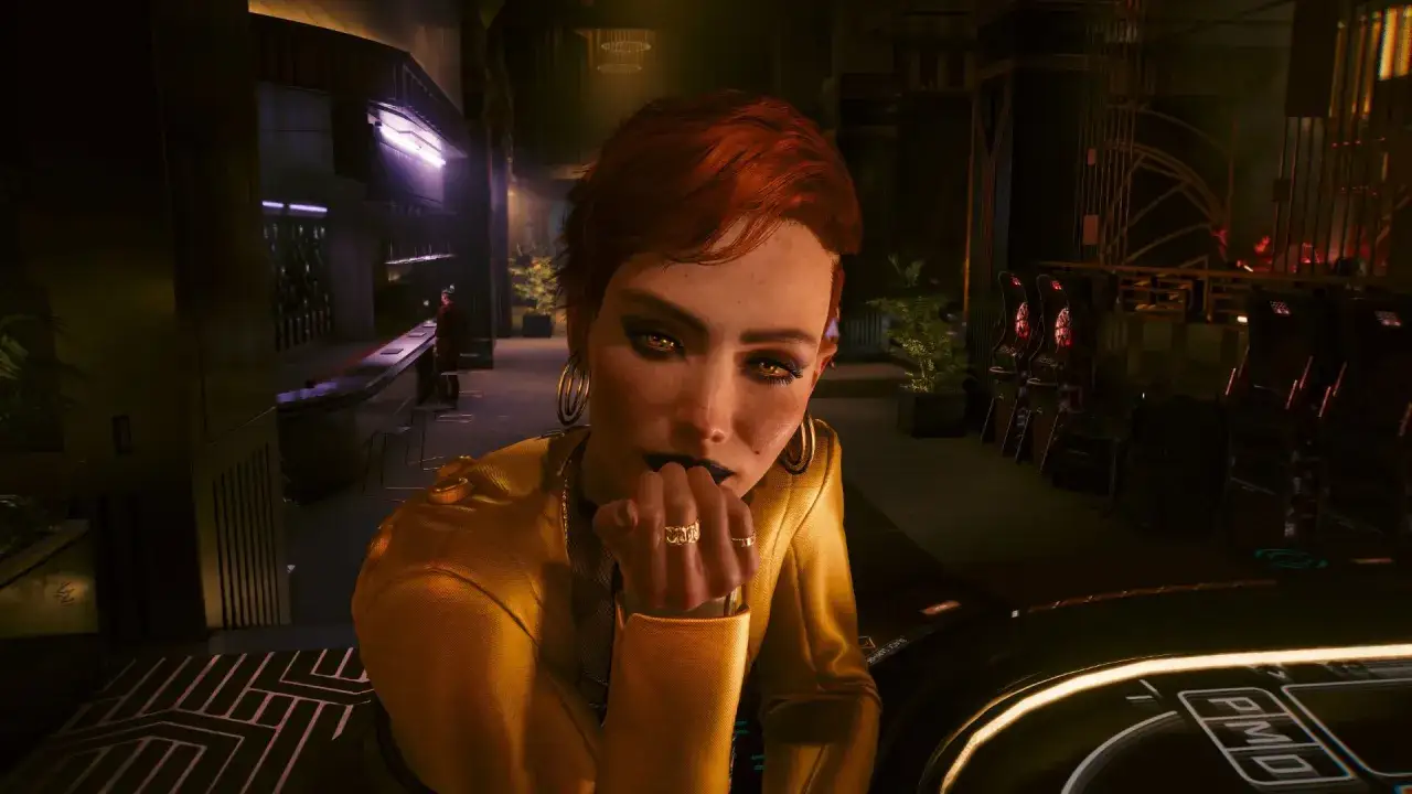 Kobieta z rudymi włosami i makijażem w stylu **reed cyberpunk** w neonowym klubie.