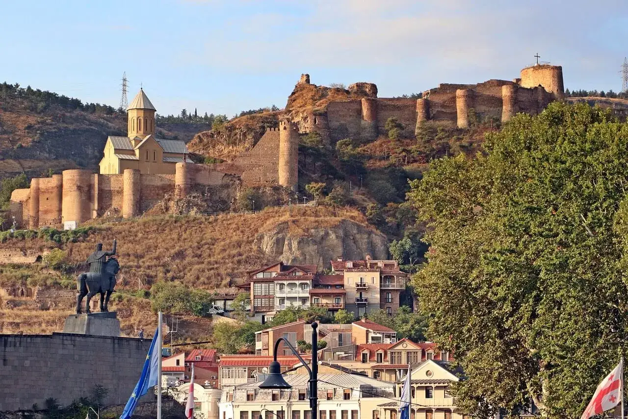 Tbilisi, Gruzja. Wzgórze z twierdzą Narikala i cerkwią Matki Bożej, świadectwo bogatej historii Gruzji. Poniżej urokliwe Stare Miasto.