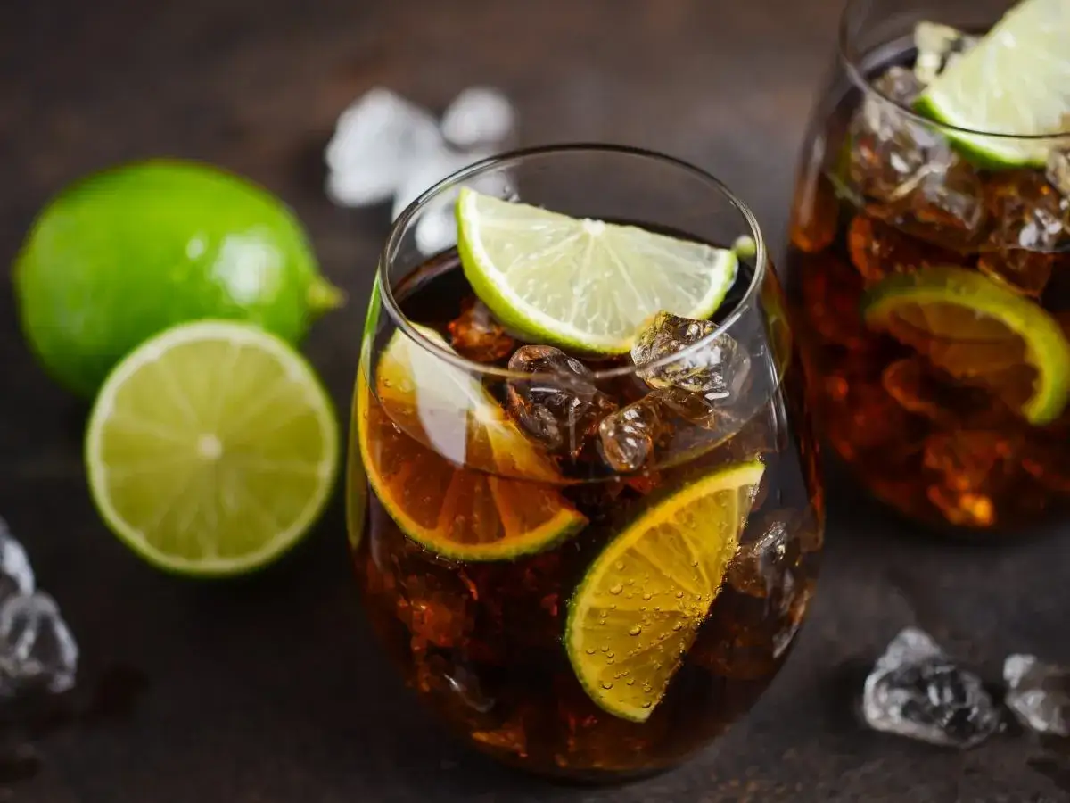 Dwa drinki Cuba Libre z limonką i lodem. Idealne proporcje dla orzeźwiającego smaku.