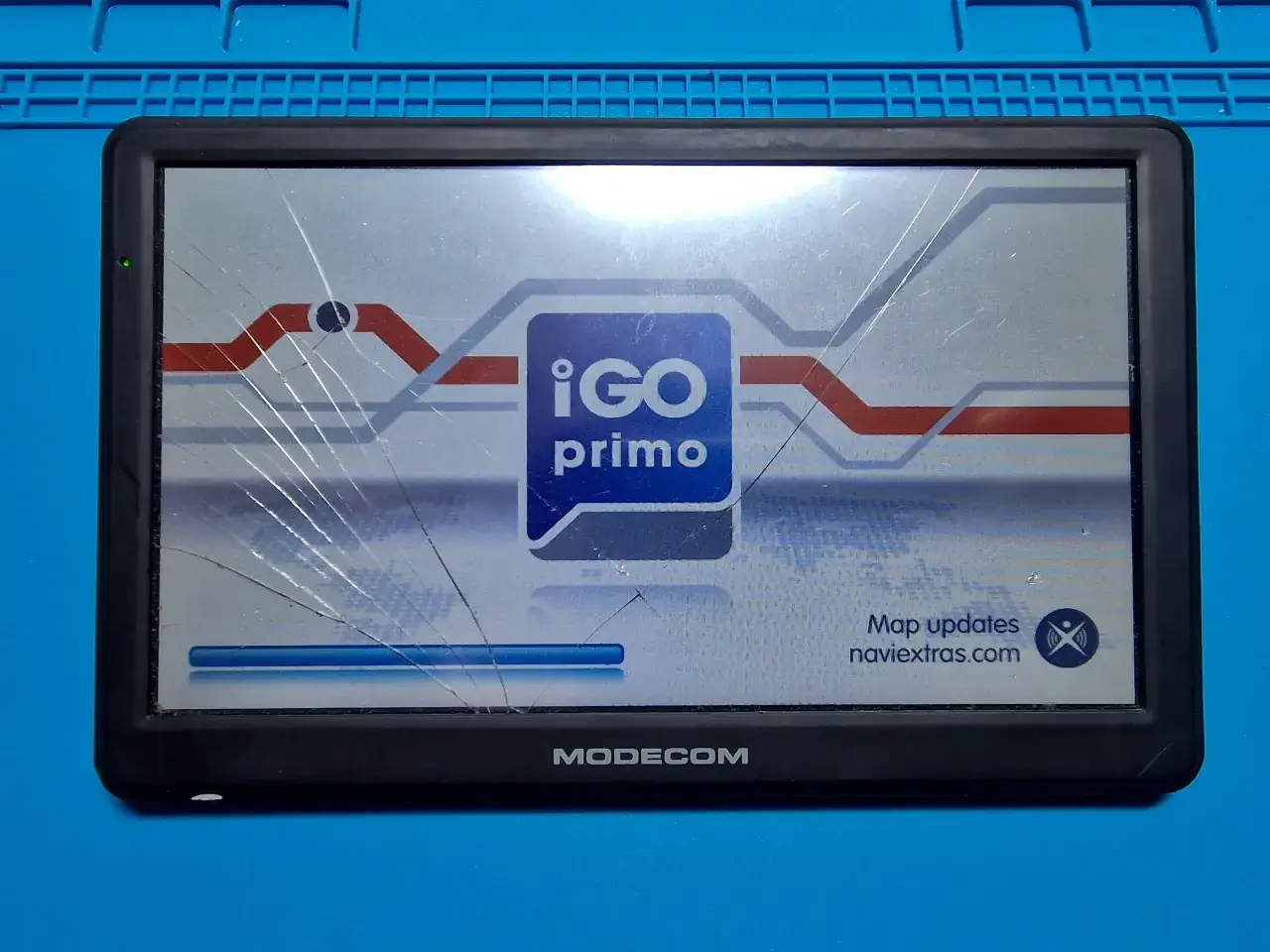 Pęknięty ekran nawigacji Modecom iGO Primo, prawdopodobnie problem z GPS.