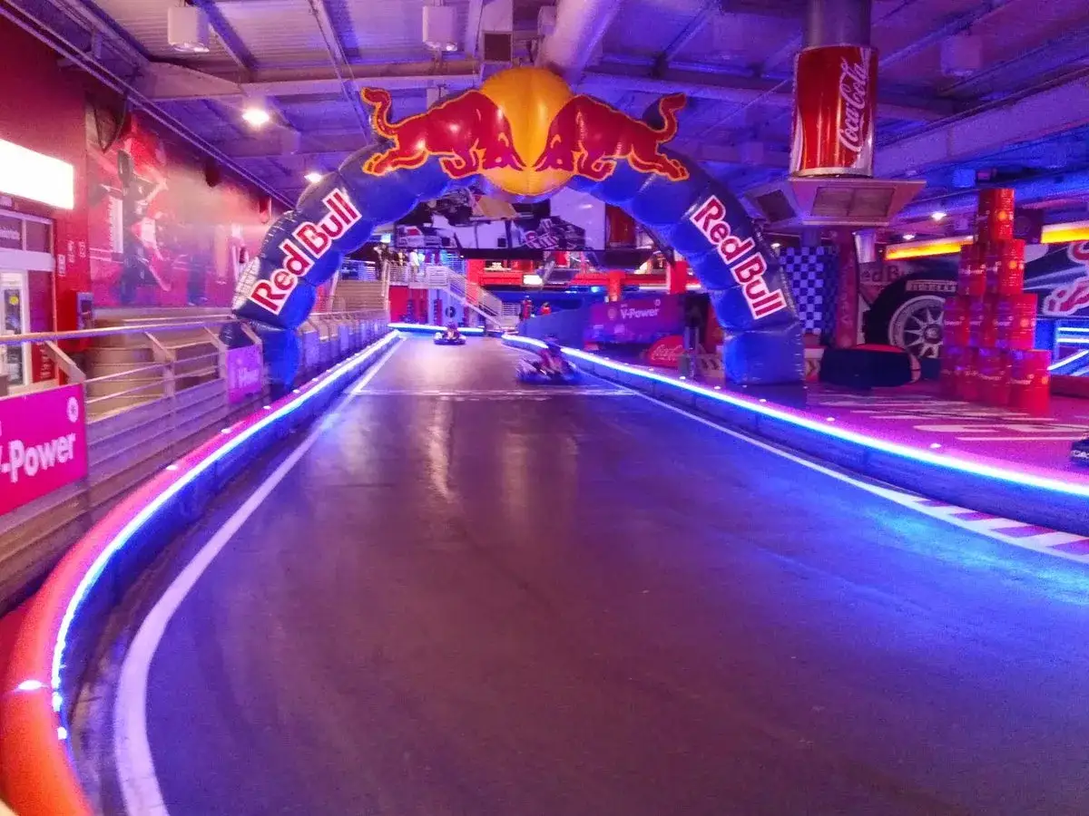 Pista de karting con arco inflable de Red Bull, ideal para sentir la adrenalina de Carlos Sainz.