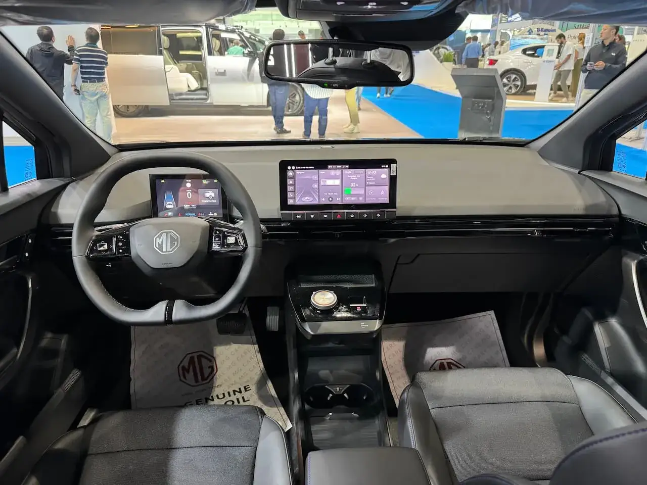 Intérieur moderne du MG4, avec son volant, ses écrans tactiles et ses sièges confortables.