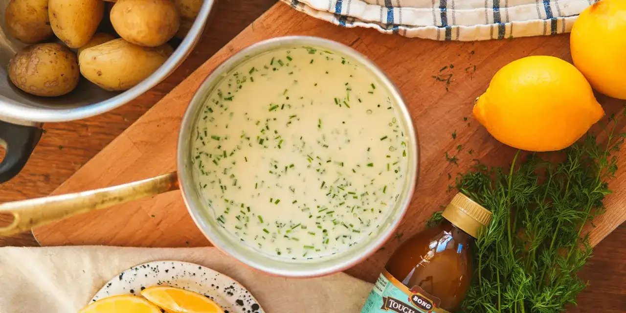 Kr&auml;mig vitvinss&aring;s till fisk, med dill och citron som tillbeh&ouml;r. Perfekt f&ouml;r en god middag.
