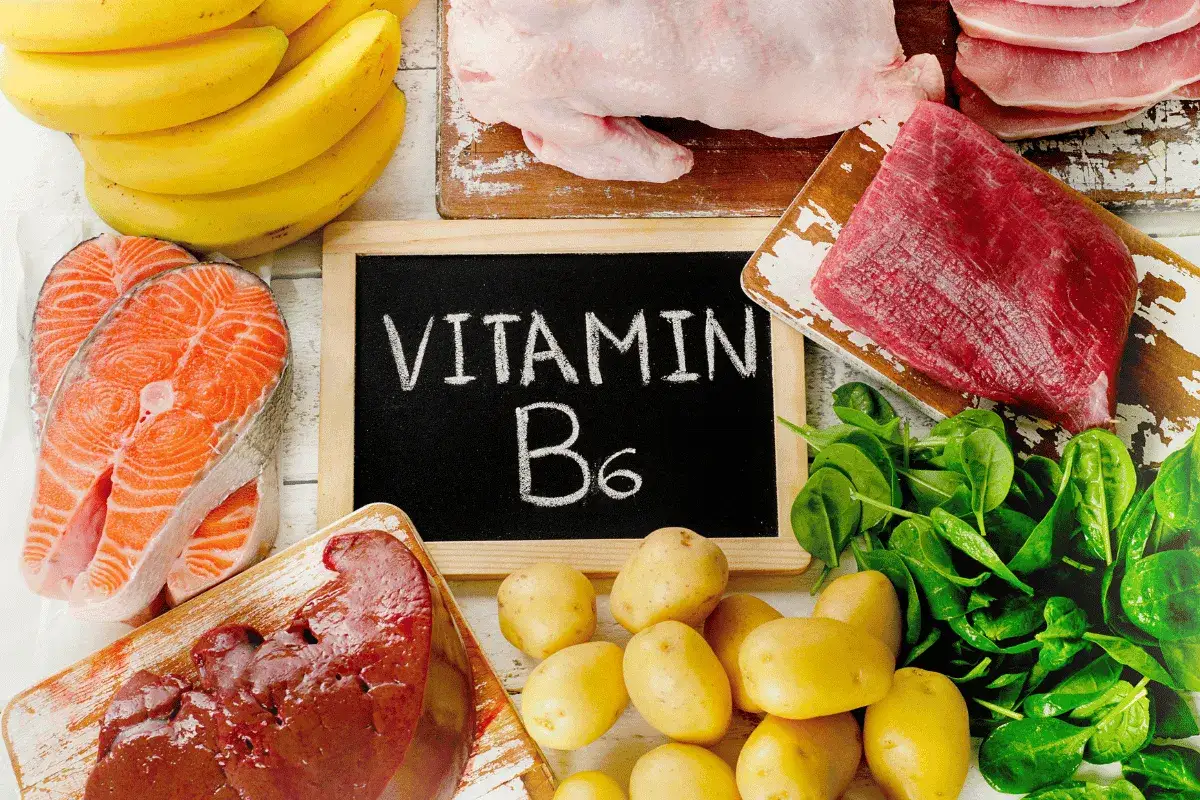 Bananen, Lachs, Hühnchen, Rindfleisch, Leber, Kartoffeln und Spinat – alles leckere vitamin b6 lebensmittel.
