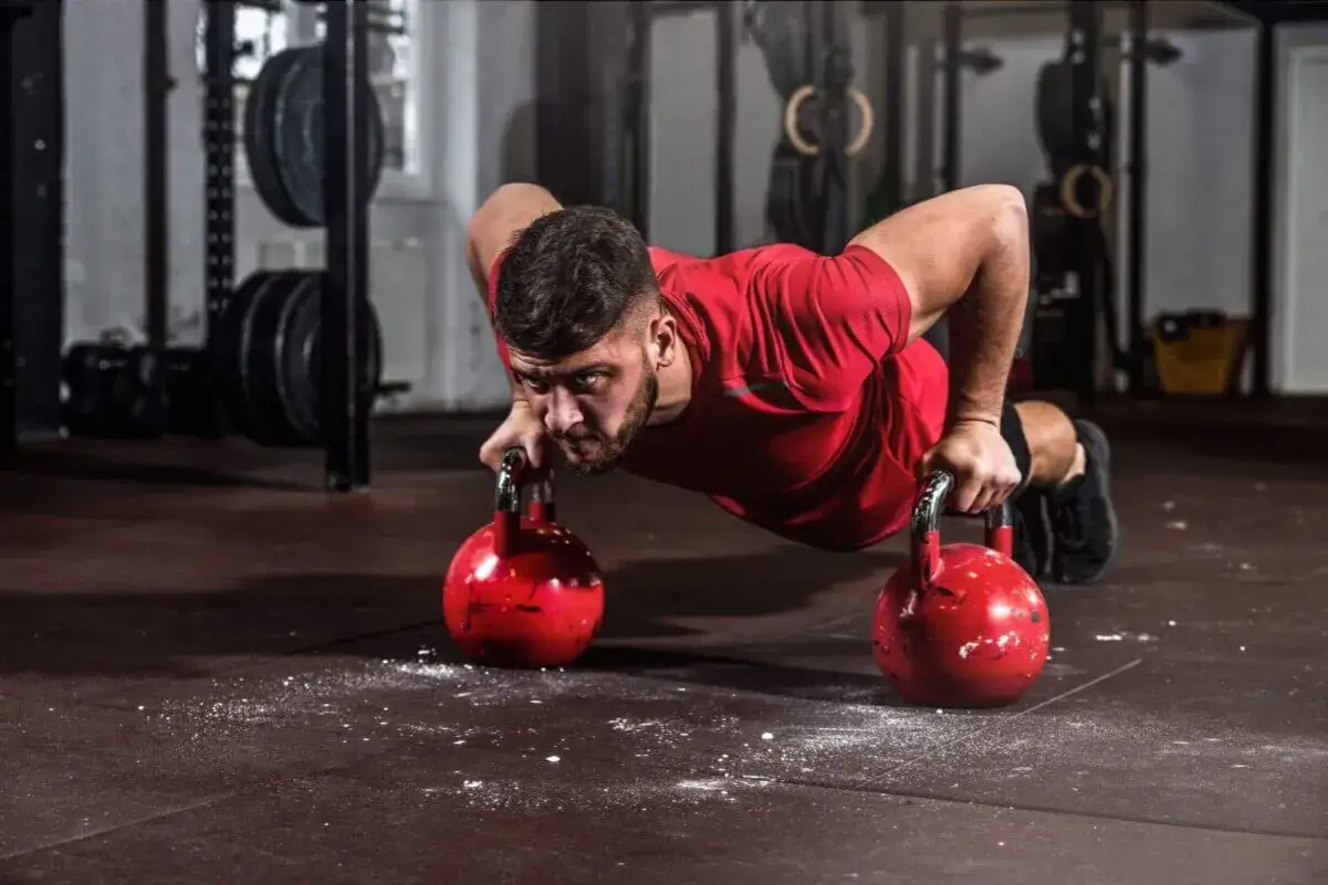 dynamiczny trening crossfit w boxie, energiczna atmosfera