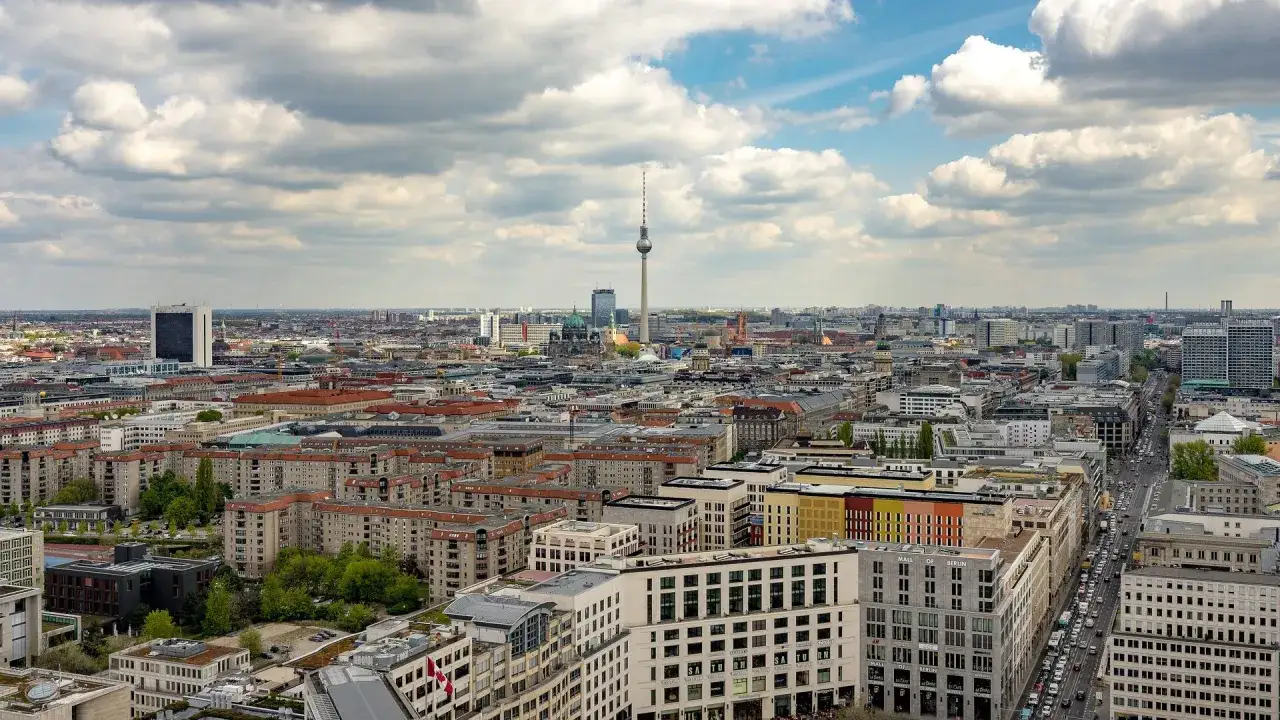 Blick &uuml;ber Berlin mit Fernsehturm und Dom. Viele Geb&auml;ude und Stra&szlig;en, die zu den besten Aussichtspunkten Berlins geh&ouml;ren.