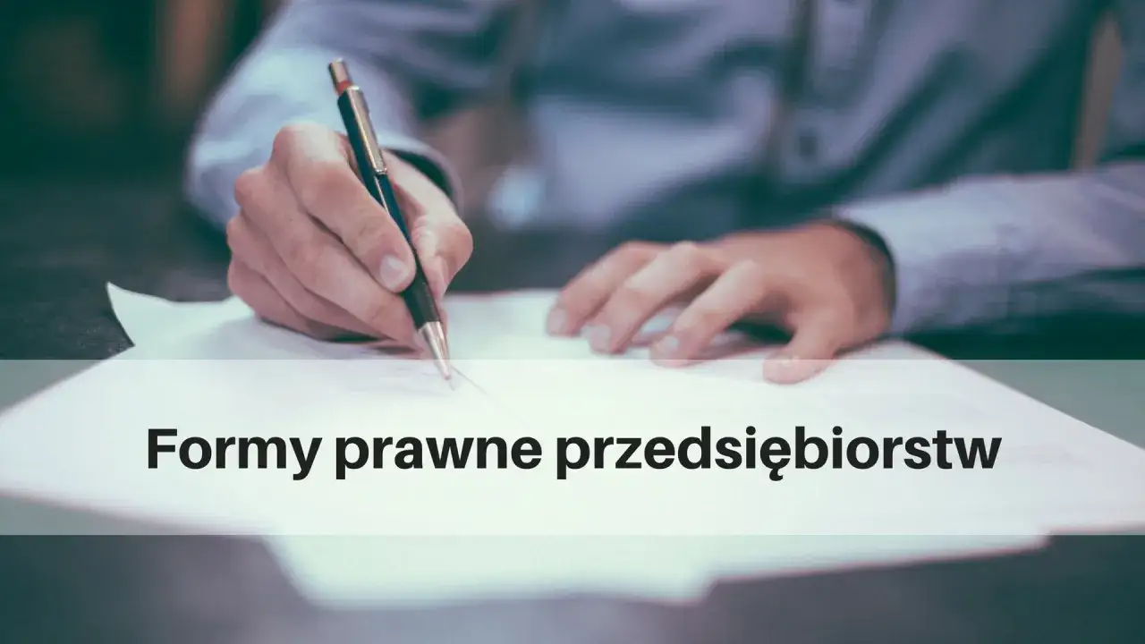 Dłoń pisze na dokumencie, który omawia różne rodzaje spółek.