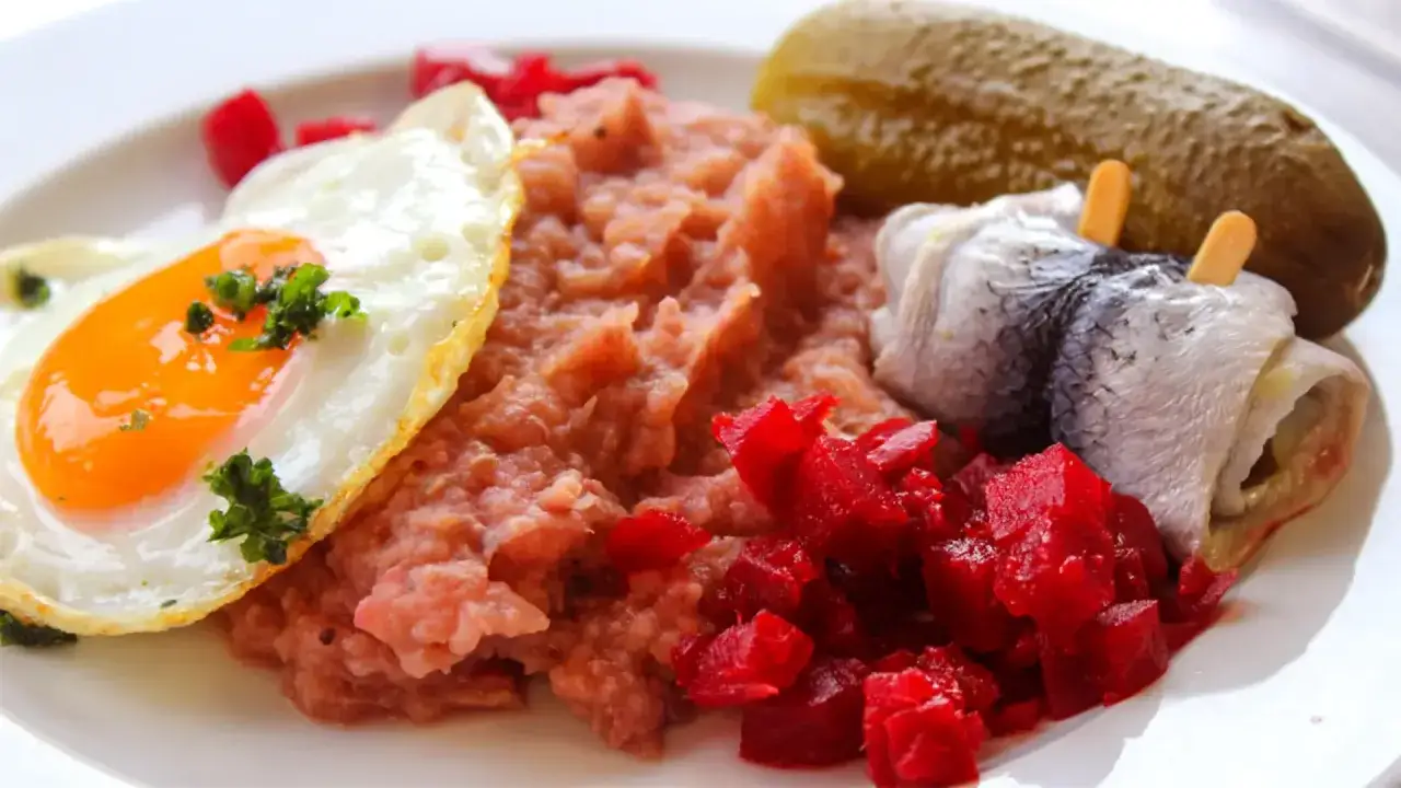 Herzhaftes Gericht mit Rührei, Bohnenpüree, Rollmops, Gewürzgurke und Rote Bete. Perfekt für Hirschhornwegerich Rezepte.
